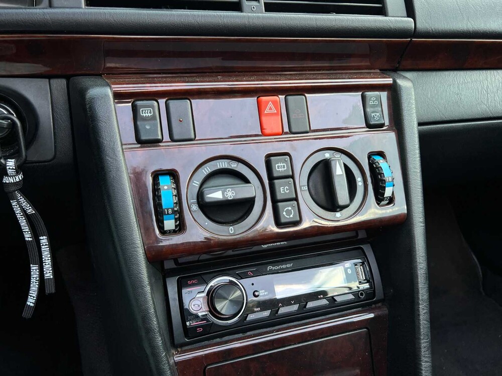 Mercedes-Benz 300 CE-24 200-500 (W124) Cabriolet 220hp 1993, 47-ZG-PR