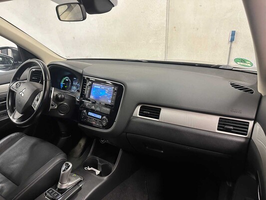 Mitsubishi Outlander 2.0 PHEV Instyle+ 121hp 2013 (Original-UK), 6-SNX-40