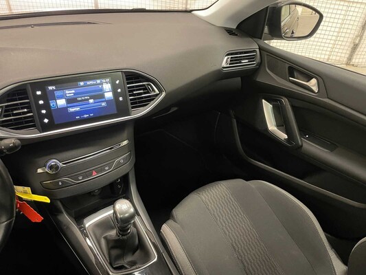 Peugeot 308 1.2 PureTech Style 131hp (Original-NL + 1st owner), JD-244-K