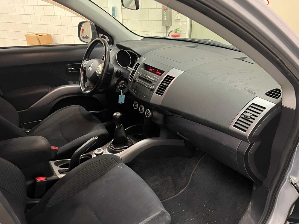 Mitsubishi Outlander 2.4 Intense+ Special Edition 170pk 2010 (Origineel-NL), 93-KNH-4