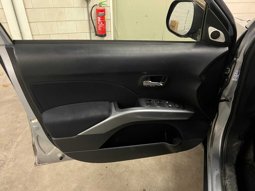 Mitsubishi Outlander 2.4 Intense+ Special Edition 170pk 2010 (Origineel-NL), 93-KNH-4