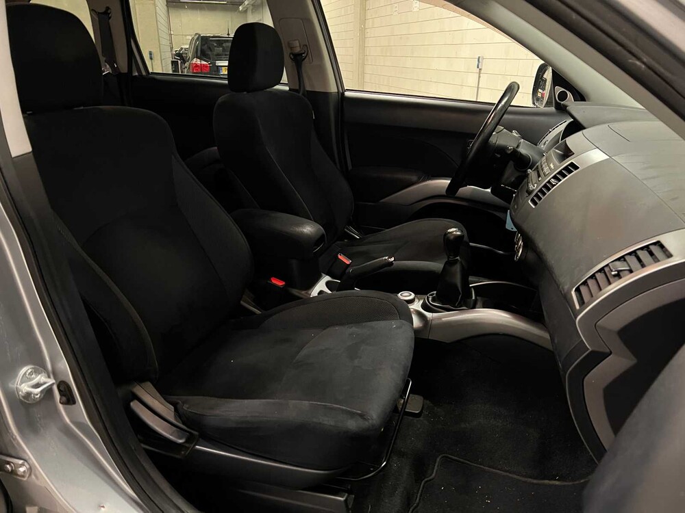 Mitsubishi Outlander 2.4 Intense+ Special Edition 170pk 2010 (Origineel-NL), 93-KNH-4