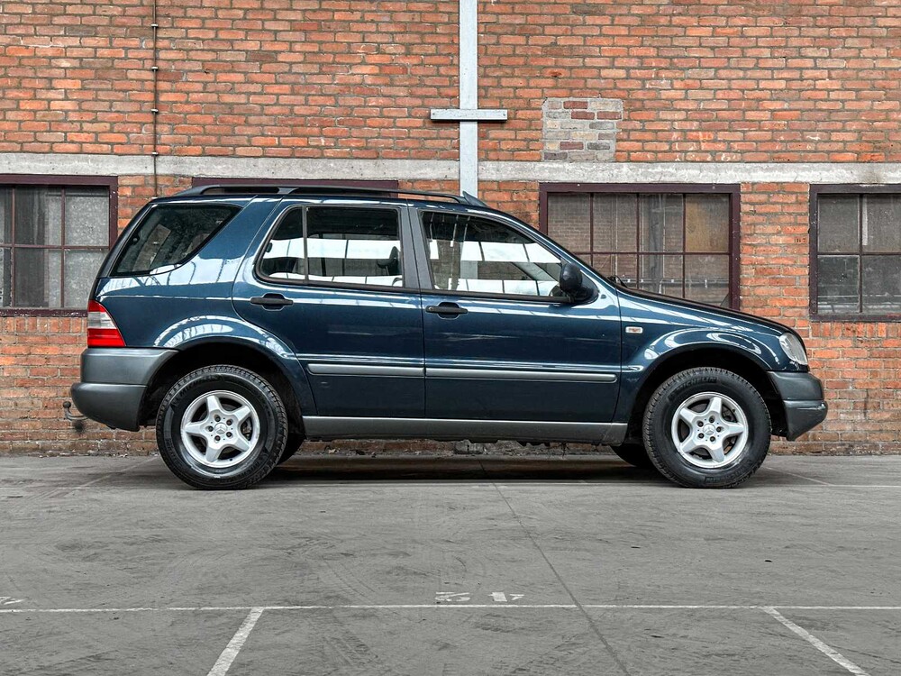 Mercedes-Benz M-Klasse 270 CDI 163PS 2001 (Original-NL), 95-HF-SV