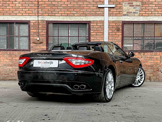 Maserat GranCabrio 4.7 V8 439pk 2011, 2-KBX-77