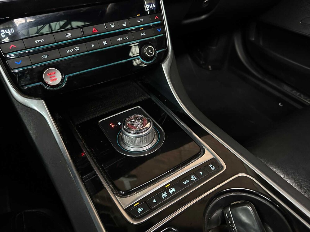 Jaguar XE 2.0 D Portfolio 179PS 2015, H-969-LL