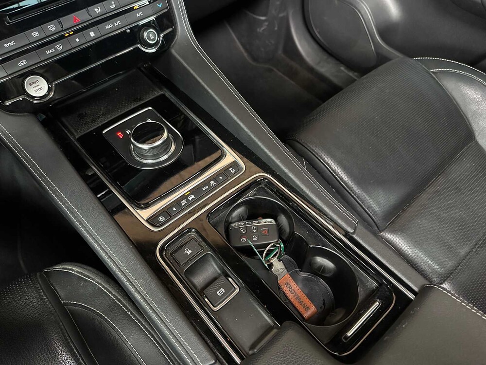 Jaguar F-PACE 2.0t AWD Portfolio 250PS 2019, XH-556-V