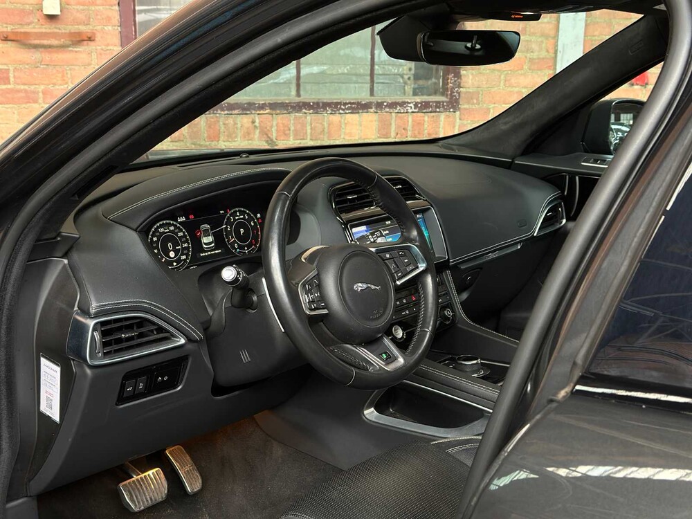 Jaguar F-PACE 2.0t AWD Portfolio 250PS 2019, XH-556-V