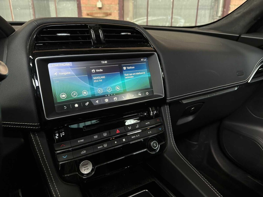 Jaguar F-PACE 2.0t AWD Portfolio 250PS 2019, XH-556-V