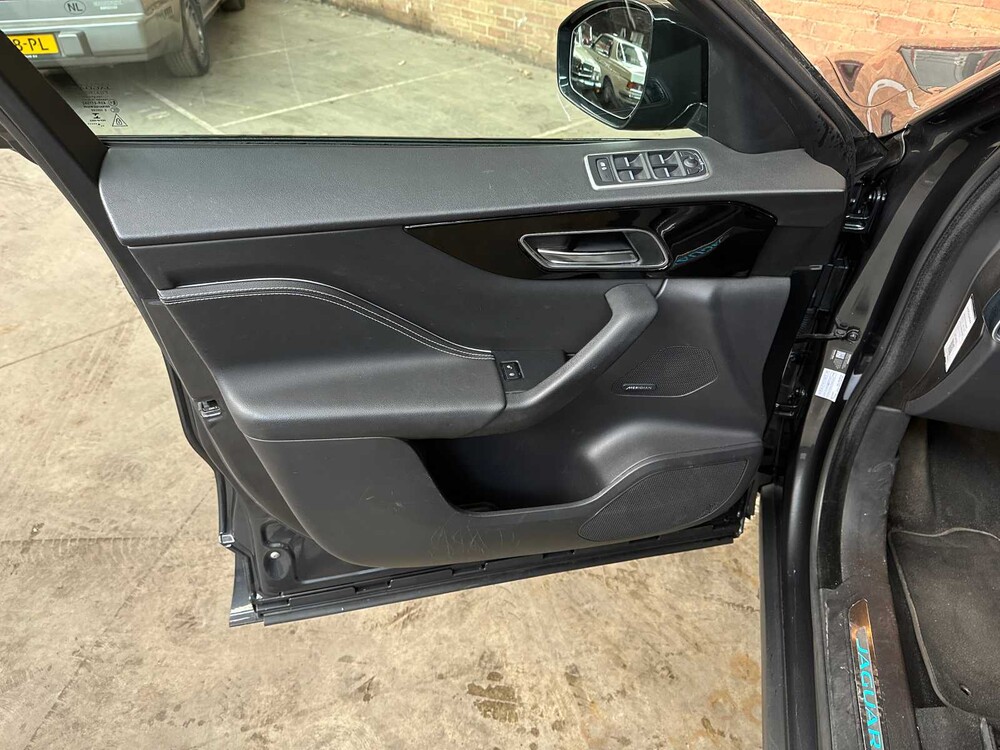 Jaguar F-PACE 2.0t AWD Portfolio 250PS 2019, XH-556-V