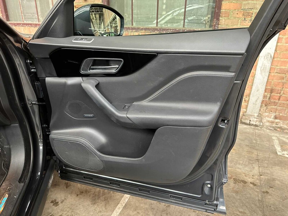 Jaguar F-PACE 2.0t AWD Portfolio 250PS 2019, XH-556-V