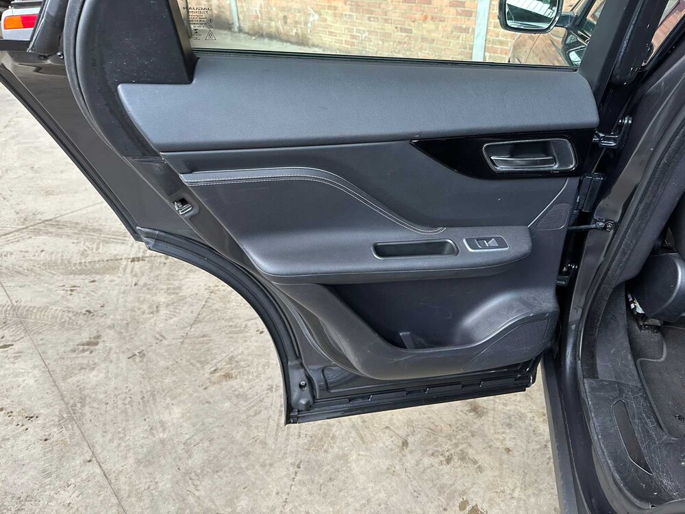 Jaguar F-PACE 2.0t AWD Portfolio 250PS 2019, XH-556-V