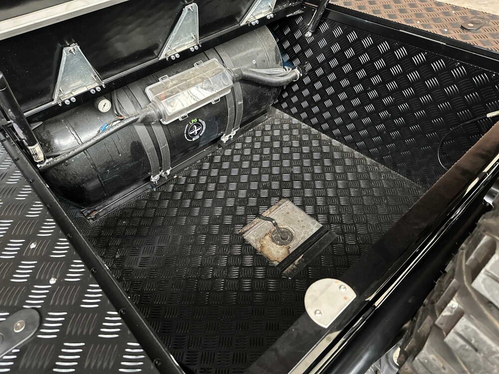 Land Rover Defender 100 4.6 V8 -SPECTRE- 231pk 1990, 31-BP-HL