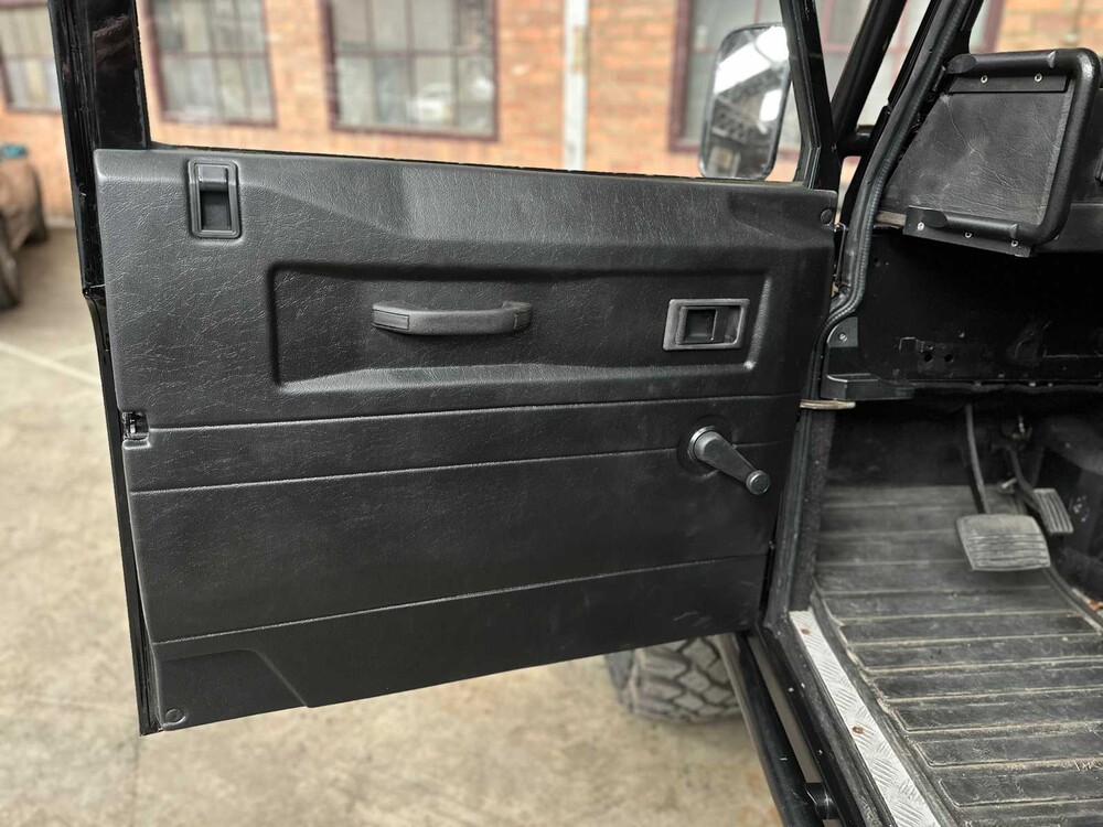 Land Rover Defender 100 4.6 V8 -SPECTRE- 231pk 1990, 31-BP-HL