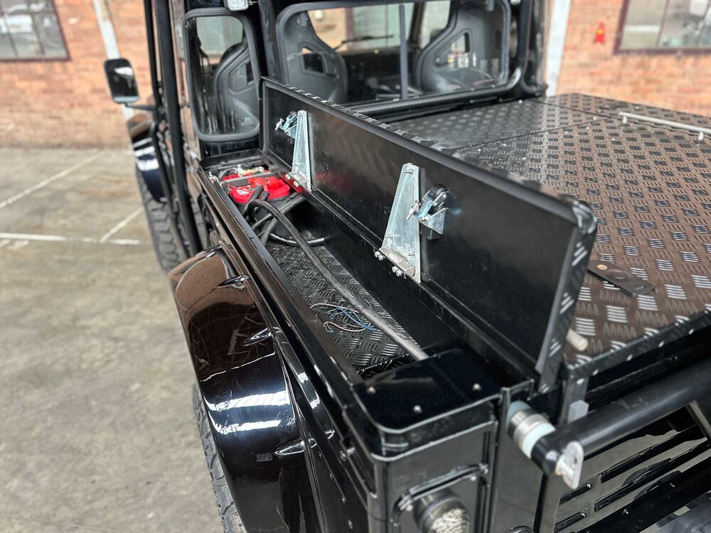 Land Rover Defender 100 4.6 V8 -SPECTRE- 231pk 1990, 31-BP-HL