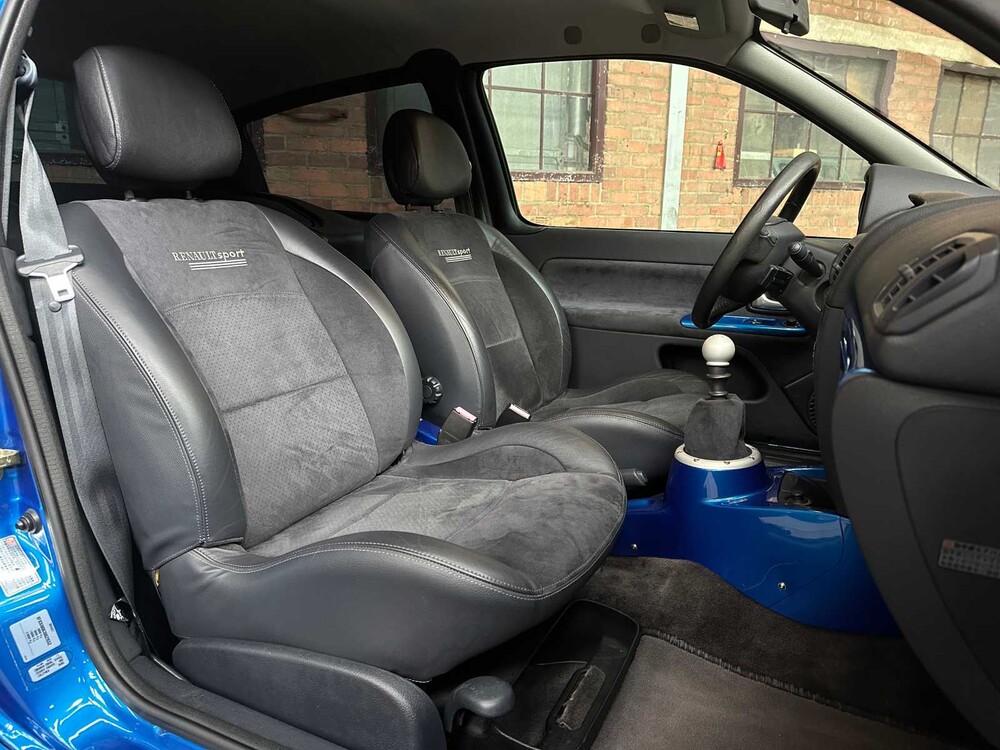 Renault Clio V6 RS Phase 2 255 Renault Sport 3.0 V6 255pk 2004, P-745-NN Youngtimer 