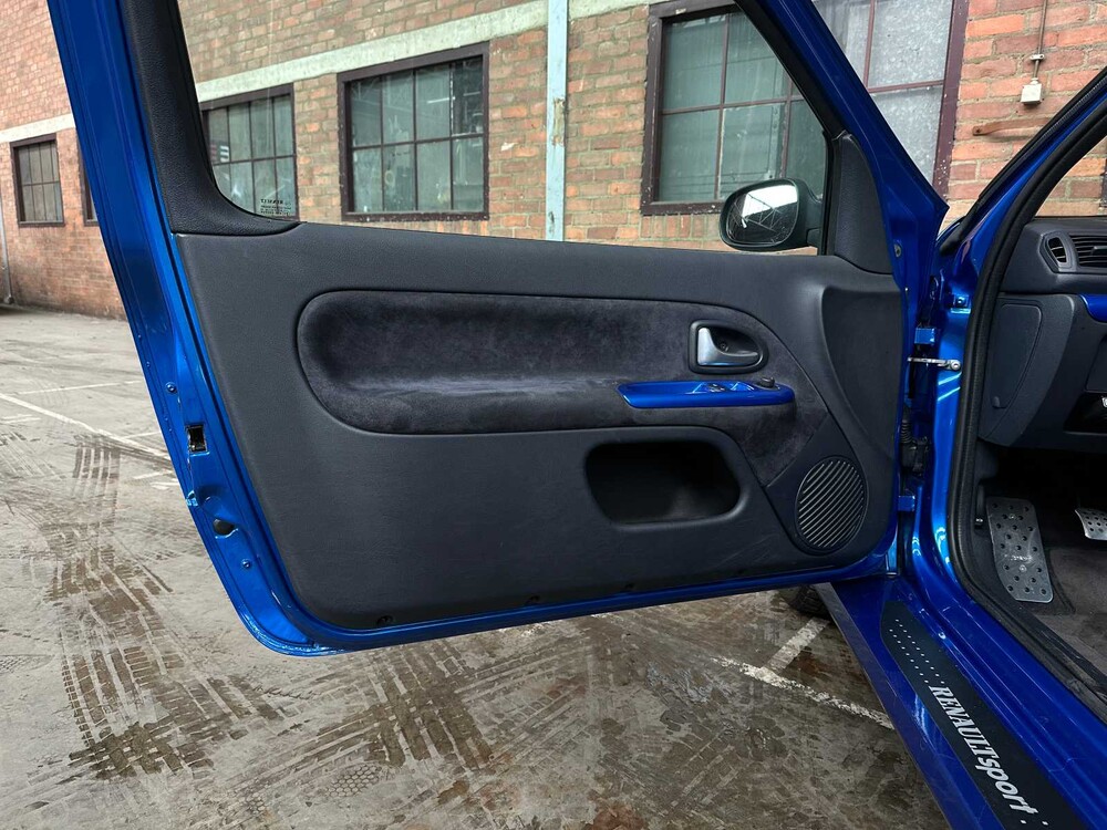 Renault Clio V6 RS Phase 2 255 Renault Sport 3.0 V6 255pk 2004, P-745-NN Youngtimer 