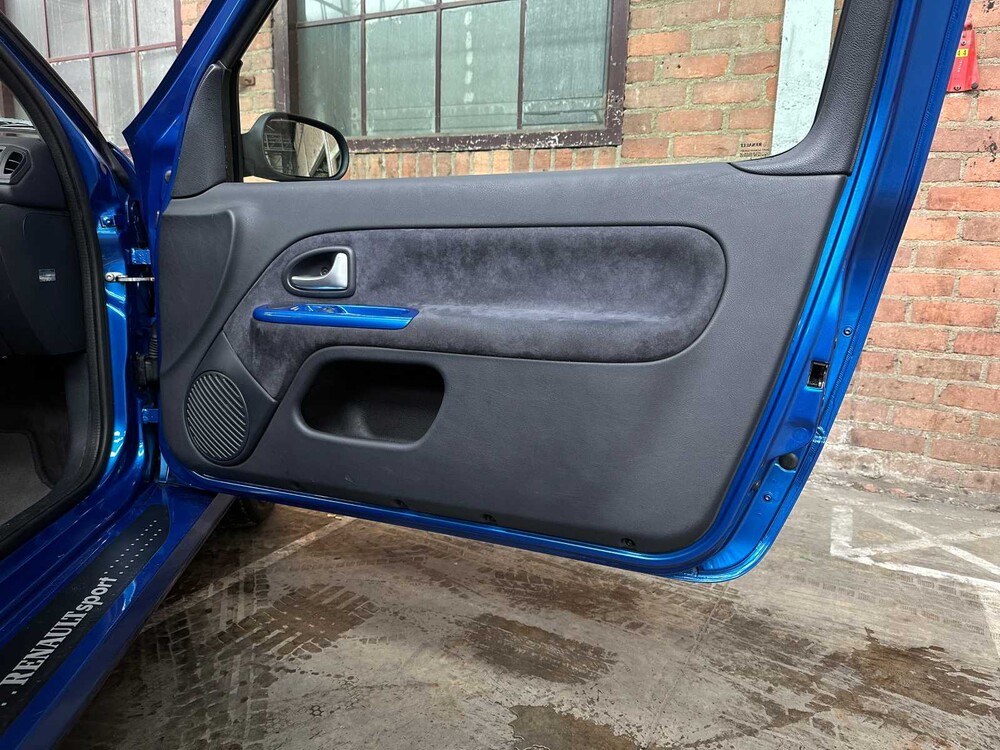 Renault Clio V6 RS Phase 2 255 Renault Sport 3.0 V6 255pk 2004, P-745-NN Youngtimer 