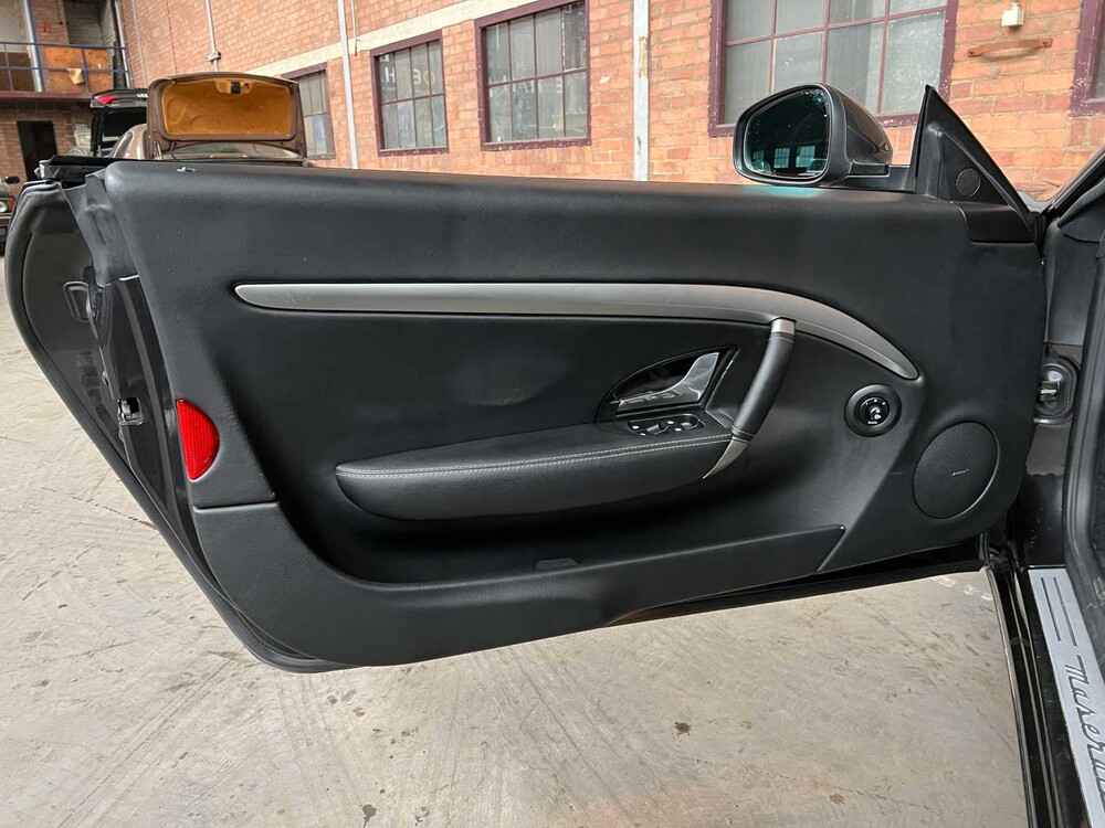 Maserati GranCabrio 4.7 V8 439pk 2011, 2-KBX-77