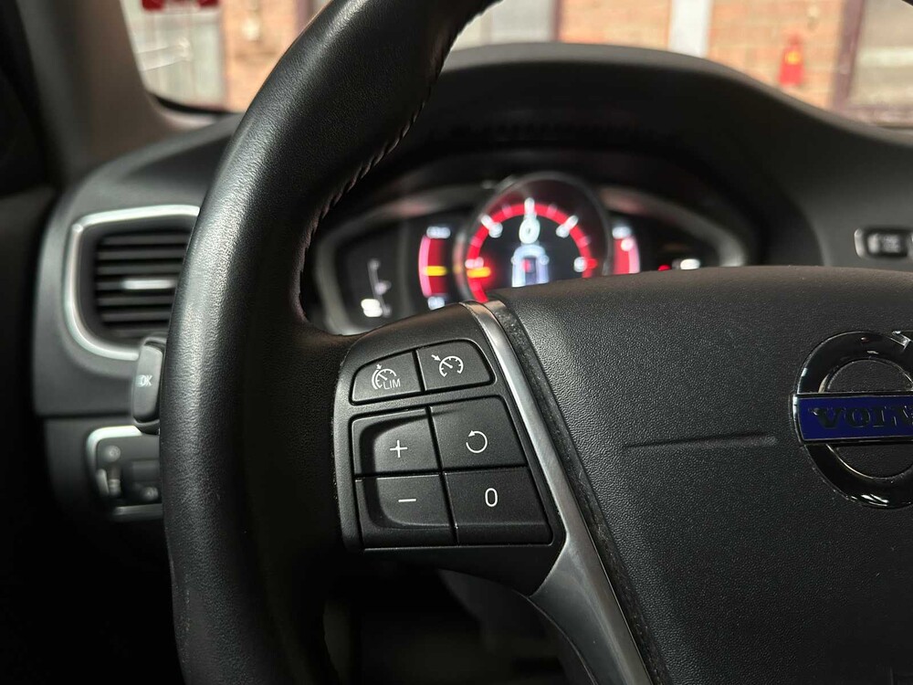Volvo V60 2.4 D6 Twin Engine Momentum 220PS 2015, HN-681-H