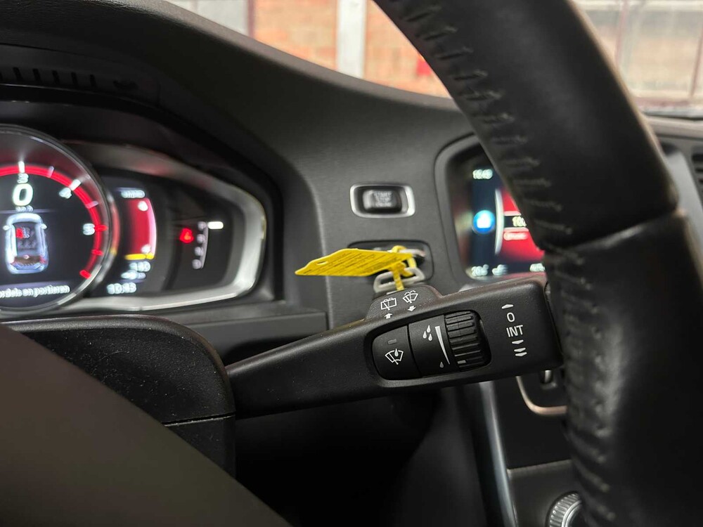 Volvo V60 2.4 D6 Twin Engine Momentum 220PS 2015, HN-681-H