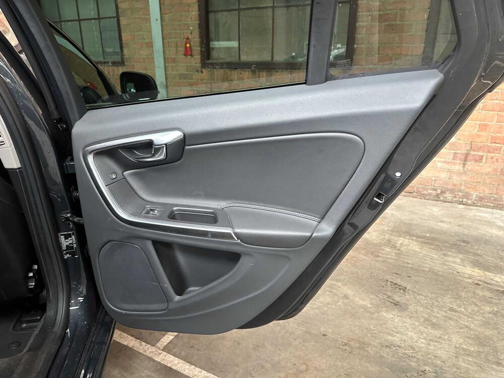 Volvo V60 2.4 D6 Twin Engine Momentum 220PS 2015, HN-681-H