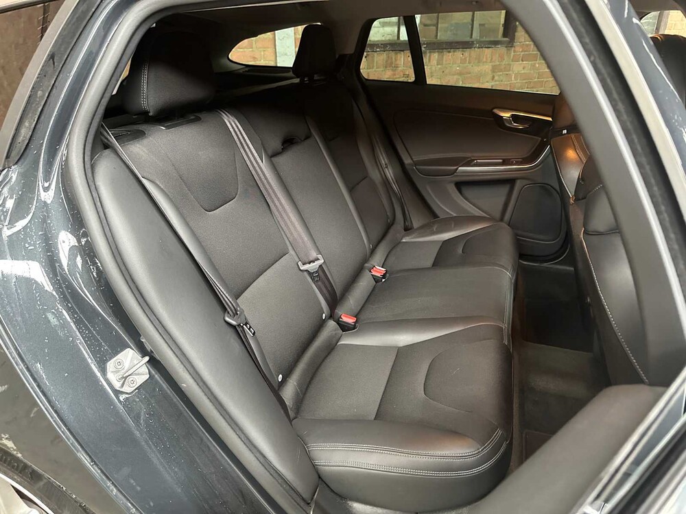 Volvo V60 2.4 D6 Twin Engine Momentum 220PS 2015, HN-681-H