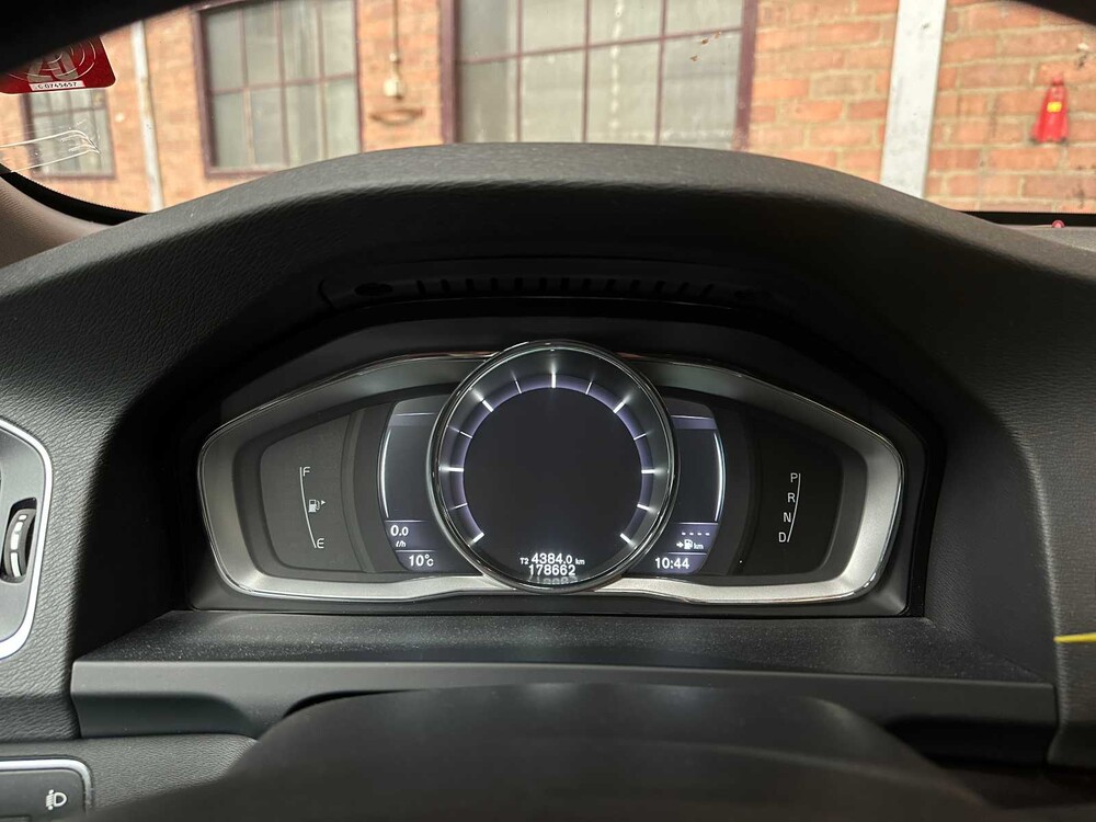 Volvo V60 2.4 D6 Twin Engine Momentum 220PS 2015, HN-681-H