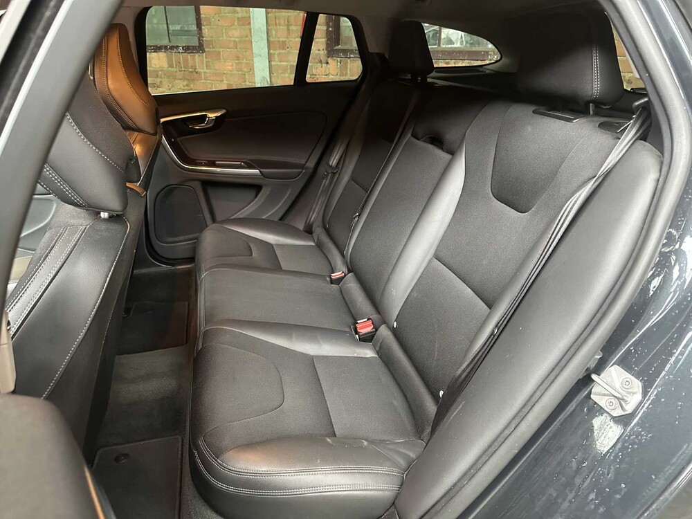 Volvo V60 2.4 D6 Twin Engine Momentum 220PS 2015, HN-681-H