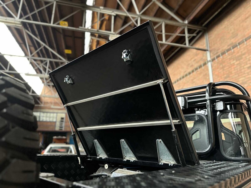 Land Rover Defender 100 4.6 V8 -SPECTRE- 231PS 1990, 31-BP-HL