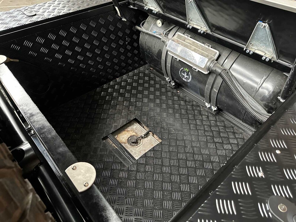 Land Rover Defender 100 4.6 V8 -SPECTRE- 231PS 1990, 31-BP-HL