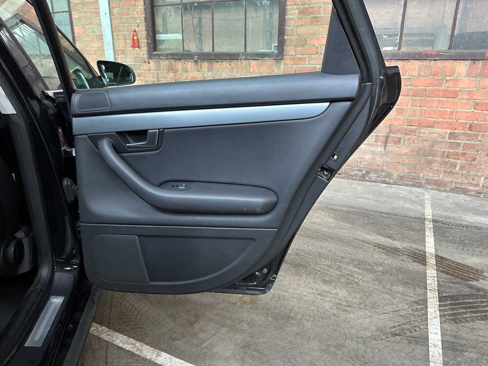 Audi A4 Limousine 3.2 FSI V6 Quattro 256pk 2005, N-609-JR Youngtimer