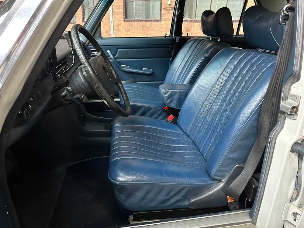 Mercedes-Benz 230.6 W114 / 8 136hp 1975, 72-YB-84