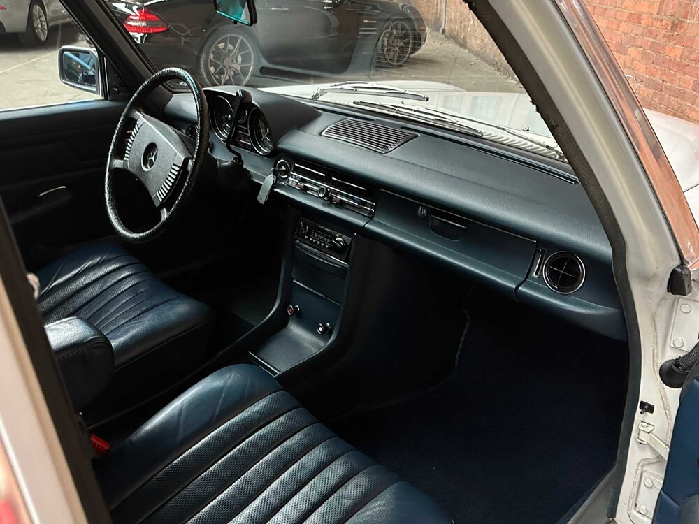 Mercedes-Benz 230.6 W114 / 8 136hp 1975, 72-YB-84