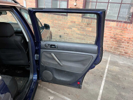 Volkswagen Passat Variant 2.3 V5 Trendline 170pk 2001, 89-GT-DH