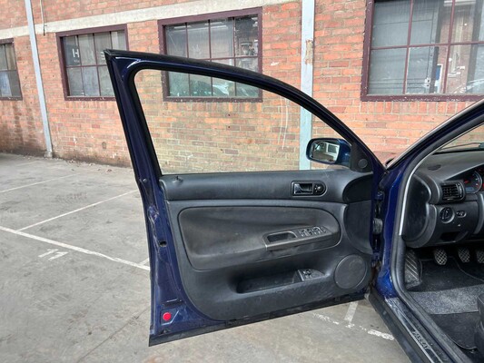 Volkswagen Passat Variant 2.3 V5 Trendline 170pk 2001, 89-GT-DH