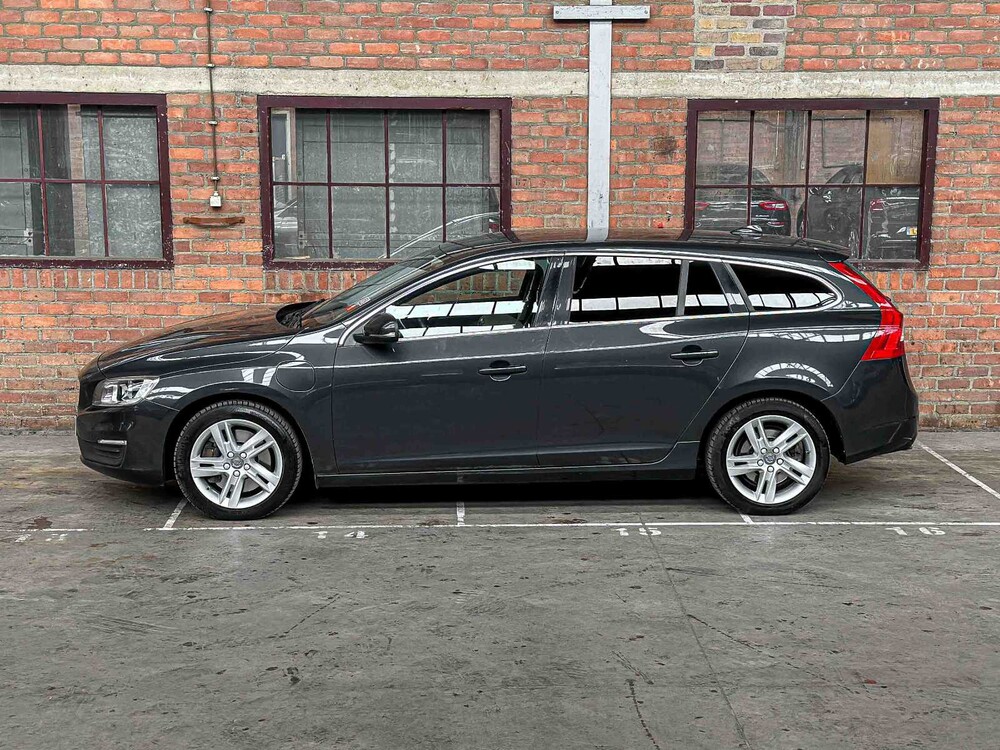 Volvo V60 2.4 D6 Twin Engine Momentum 220PS 2015, HN-681-H