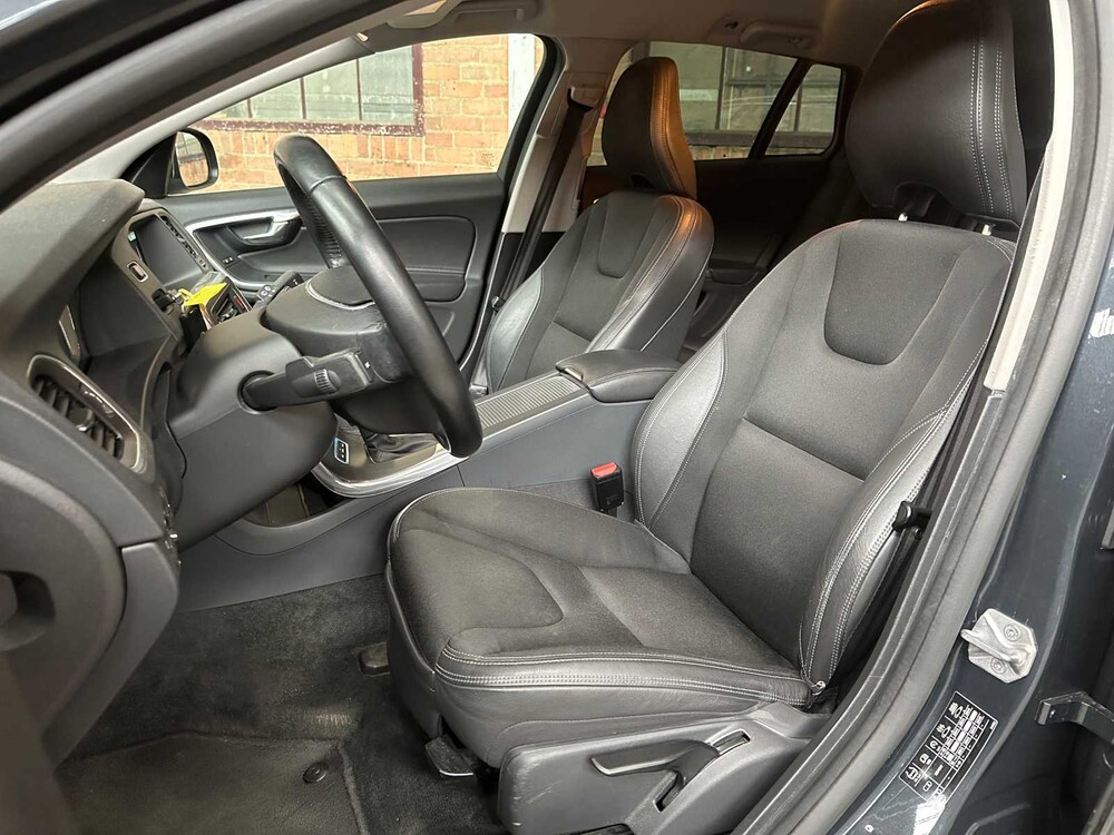 Volvo V60 2.4 D6 Twin Engine Momentum 220PS 2015, HN-681-H