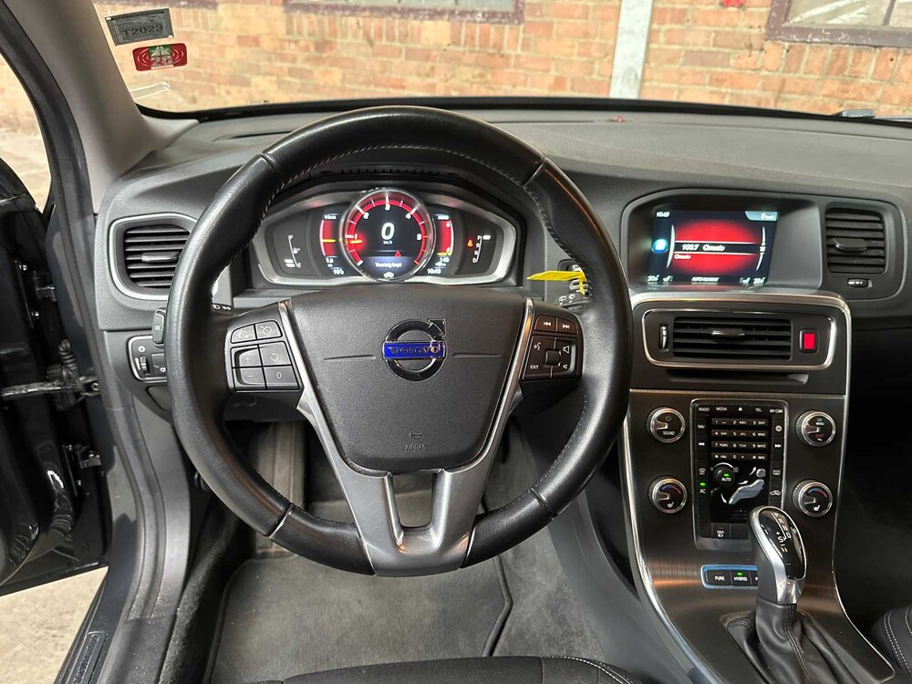 Volvo V60 2.4 D6 Twin Engine Momentum 220PS 2015, HN-681-H