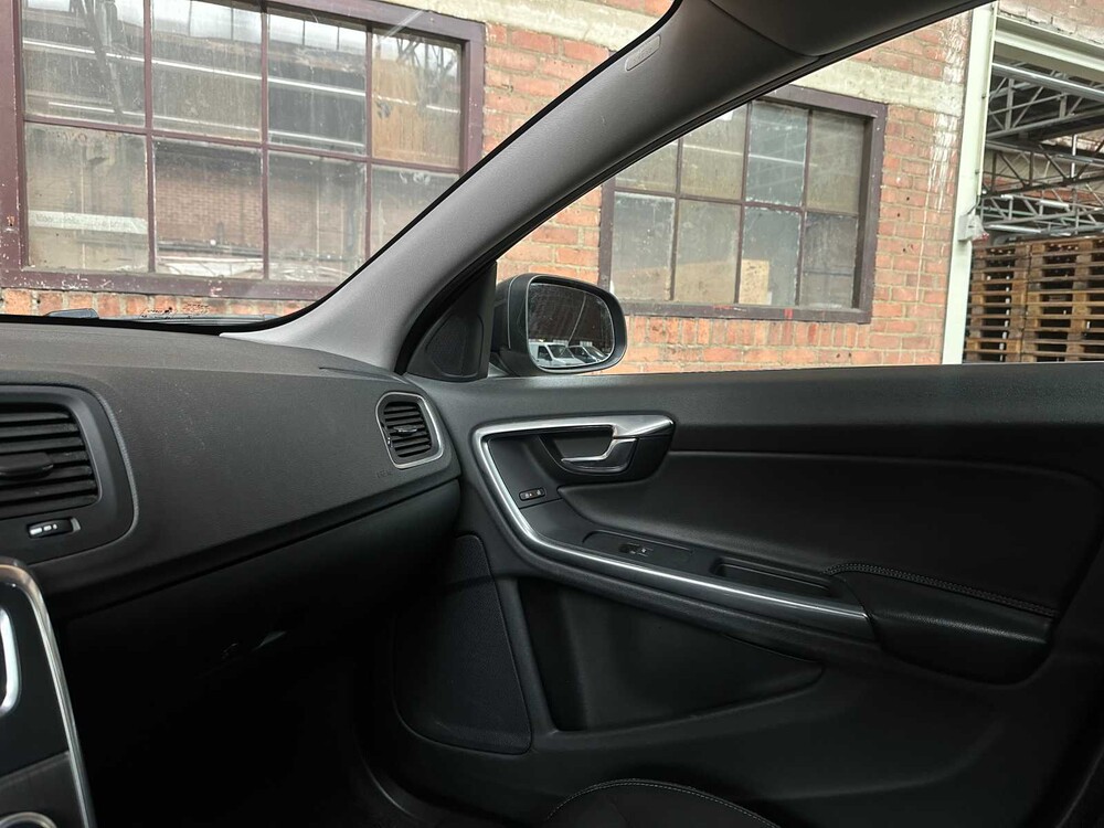 Volvo V60 2.4 D6 Twin Engine Momentum 220PS 2015, HN-681-H