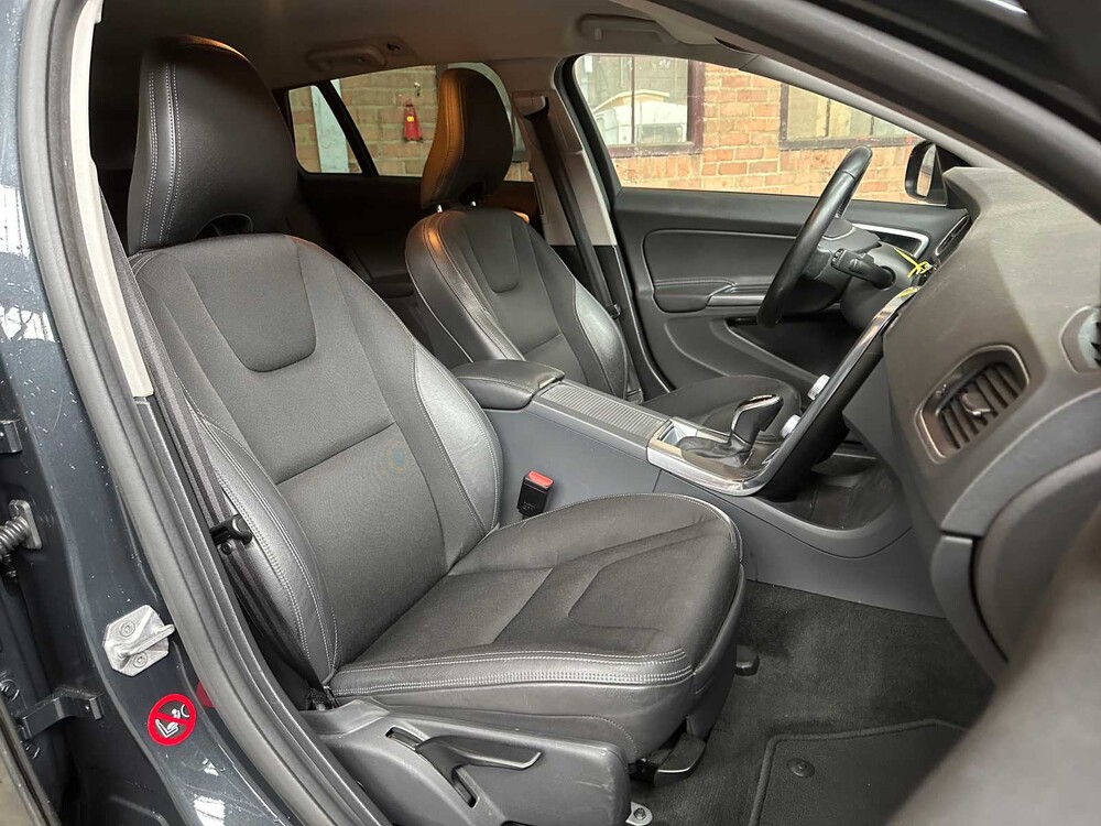 Volvo V60 2.4 D6 Twin Engine Momentum 220PS 2015, HN-681-H