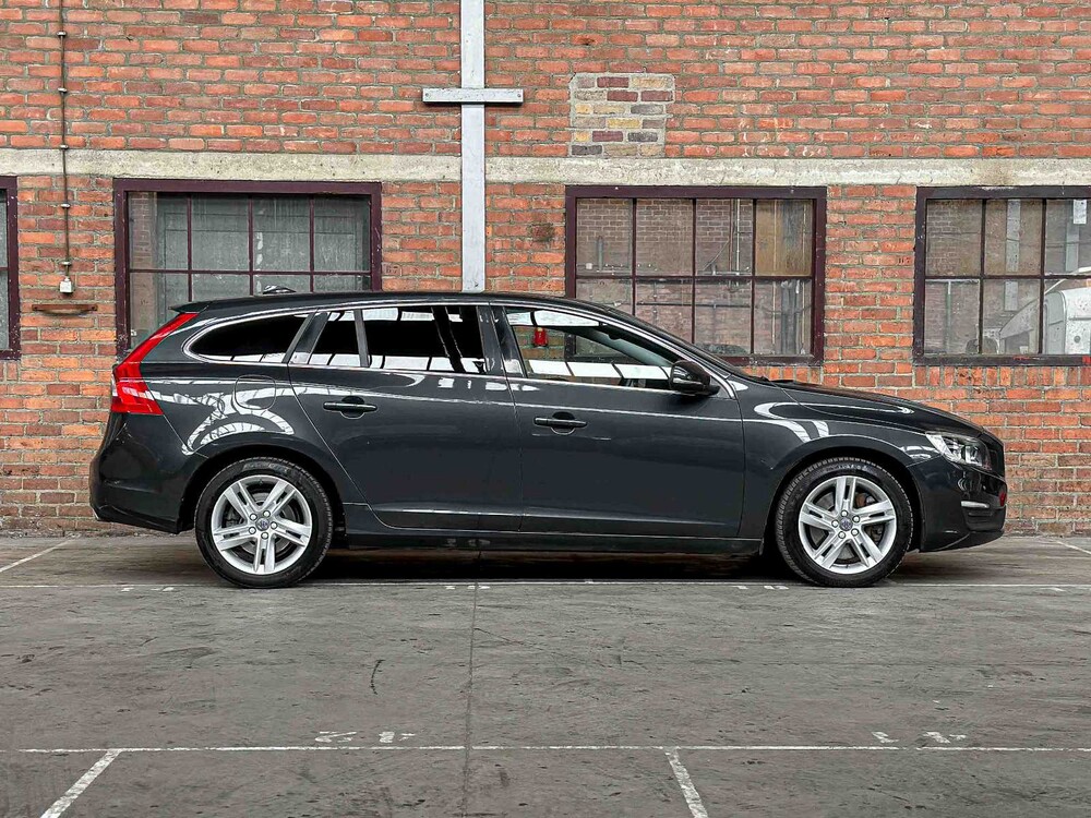 Volvo V60 2.4 D6 Twin Engine Momentum 220PS 2015, HN-681-H