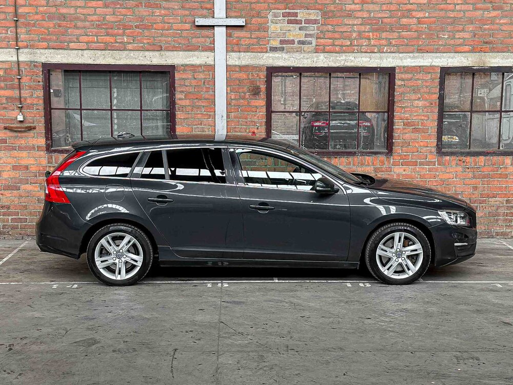 Volvo V60 2.4 D6 Twin Engine Momentum 220PS 2015, HN-681-H