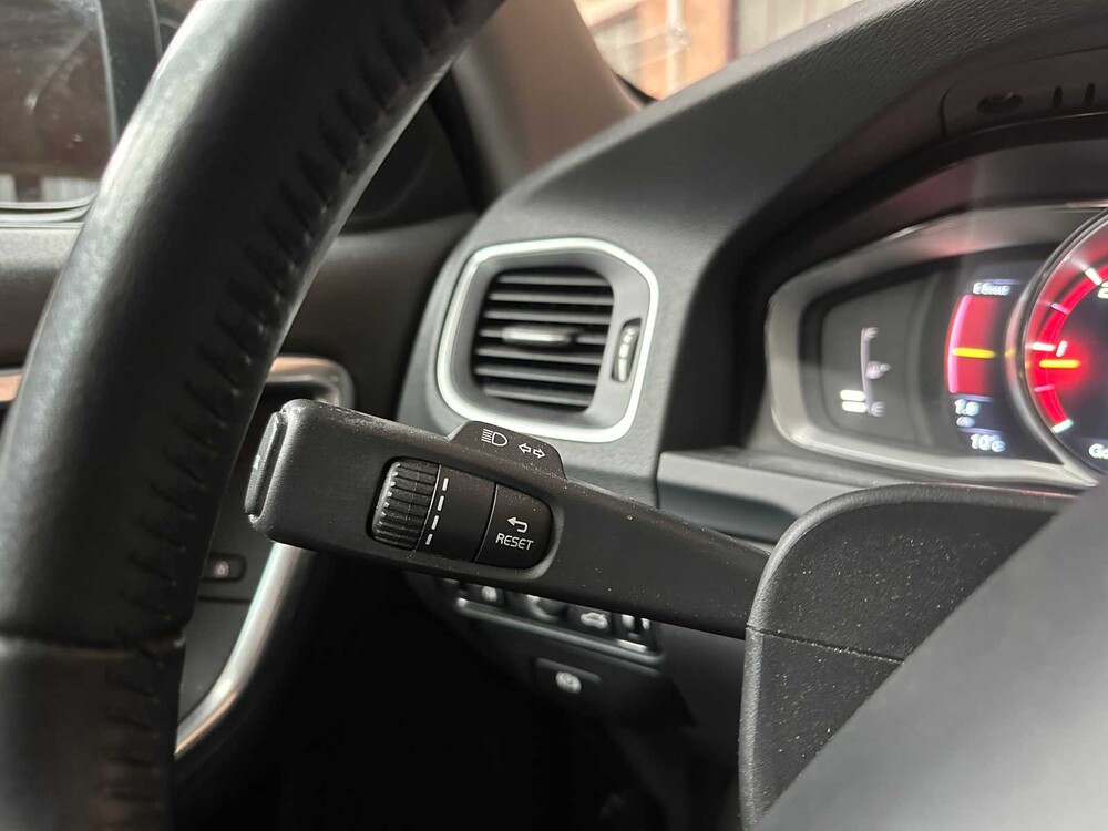 Volvo V60 2.4 D6 Twin Engine Momentum 220PS 2015, HN-681-H