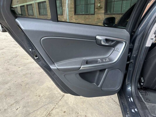 Volvo V60 2.4 D6 Twin Engine Momentum 220hp 2015, HN-681-H