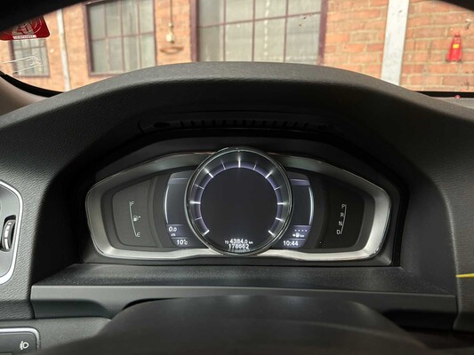 Volvo V60 2.4 D6 Twin Engine Momentum 220hp 2015, HN-681-H