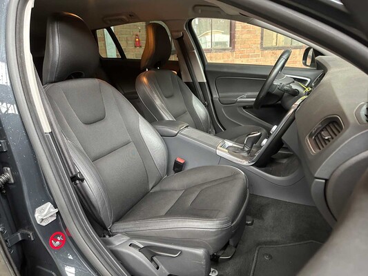 Volvo V60 2.4 D6 Twin Engine Momentum 220hp 2015, HN-681-H