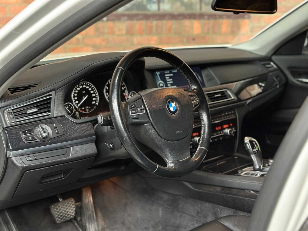 BMW ActiveHybrid7 F04 4.4 V8 465PS 2011