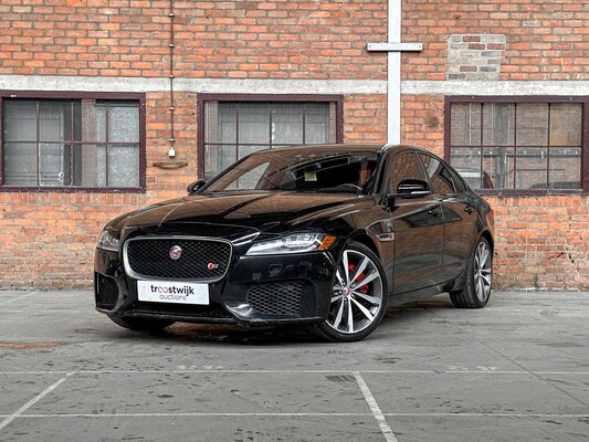 Luxury & sports cars in Boxmeer