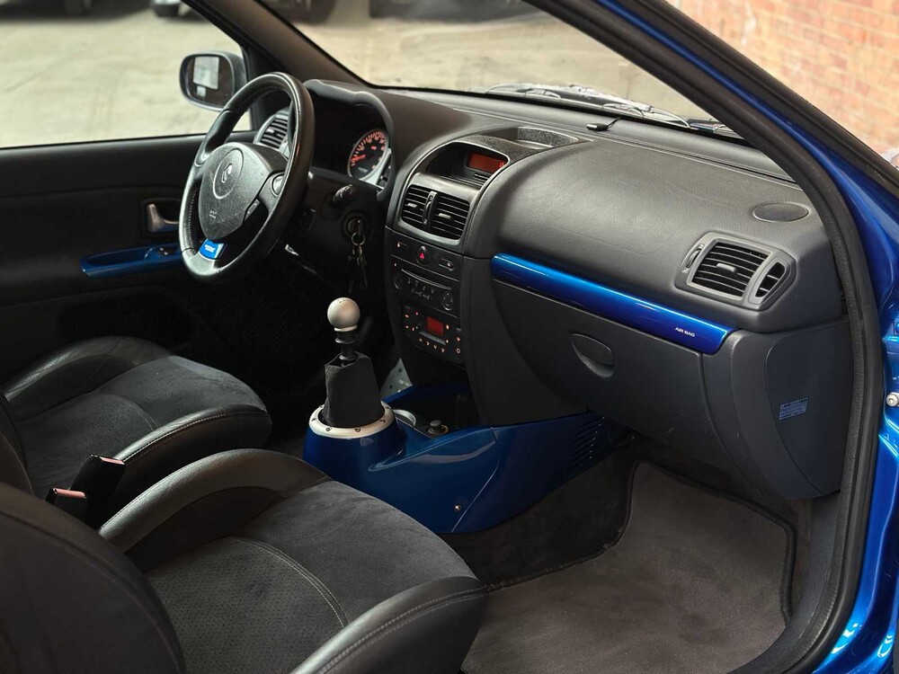 Renault Clio V6 RS Phase 2 255 Renault Sport 3.0 V6 255pk 2004, P-745-NN Youngtimer 