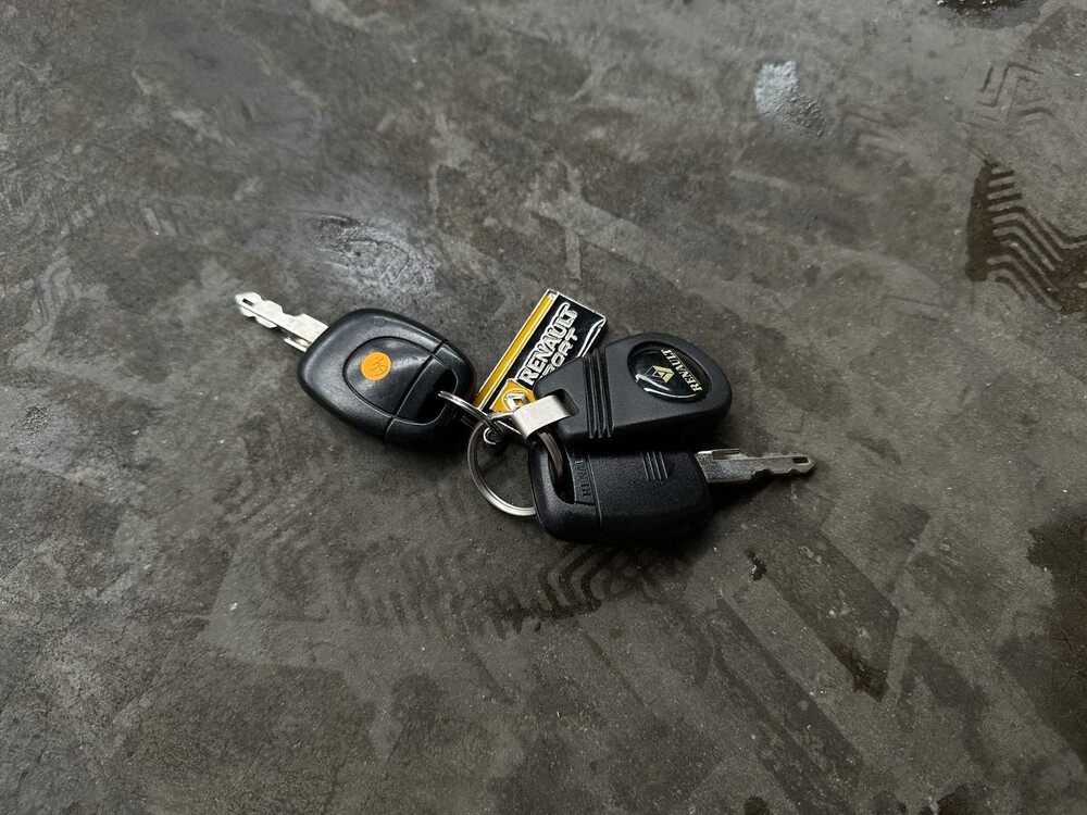 Renault Clio V6 RS Phase 2 255 Renault Sport 3.0 V6 255pk 2004, P-745-NN Youngtimer 